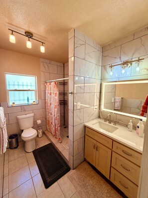 Shower, hair dryer, towels, soap - Enjoyable 2-bedroom house with AC in welcoming El Paso (El Paso)