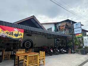Outdoor dining - MyStay KohTao Hostel (Tambon Ko Tao)