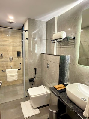 Regadera, toallas, jabón, shampoo 
