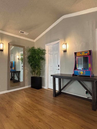 3B house in Redwood City Walk to Caltrain with AC Parking near Stanford 1Gbps
