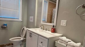 A bathroom with a toilet, sink, mirror, and towel rack. - 3B house in Redwood City Walk to Caltrain with AC Parking near Stanford 1Gbps (Redwood City)