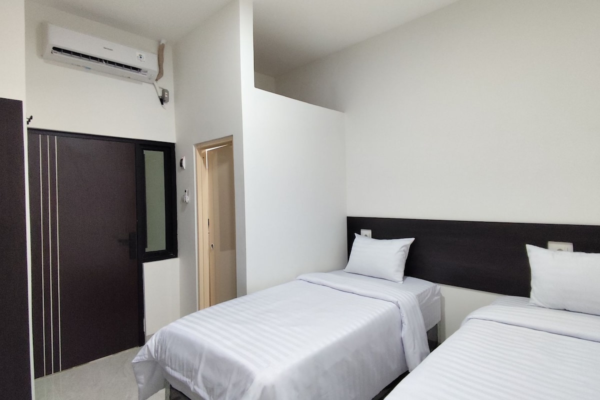Escritorio, wifi gratis y ropa de cama 