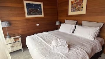1 dormitorio, tabla de planchar con plancha, wifi y ropa de cama
