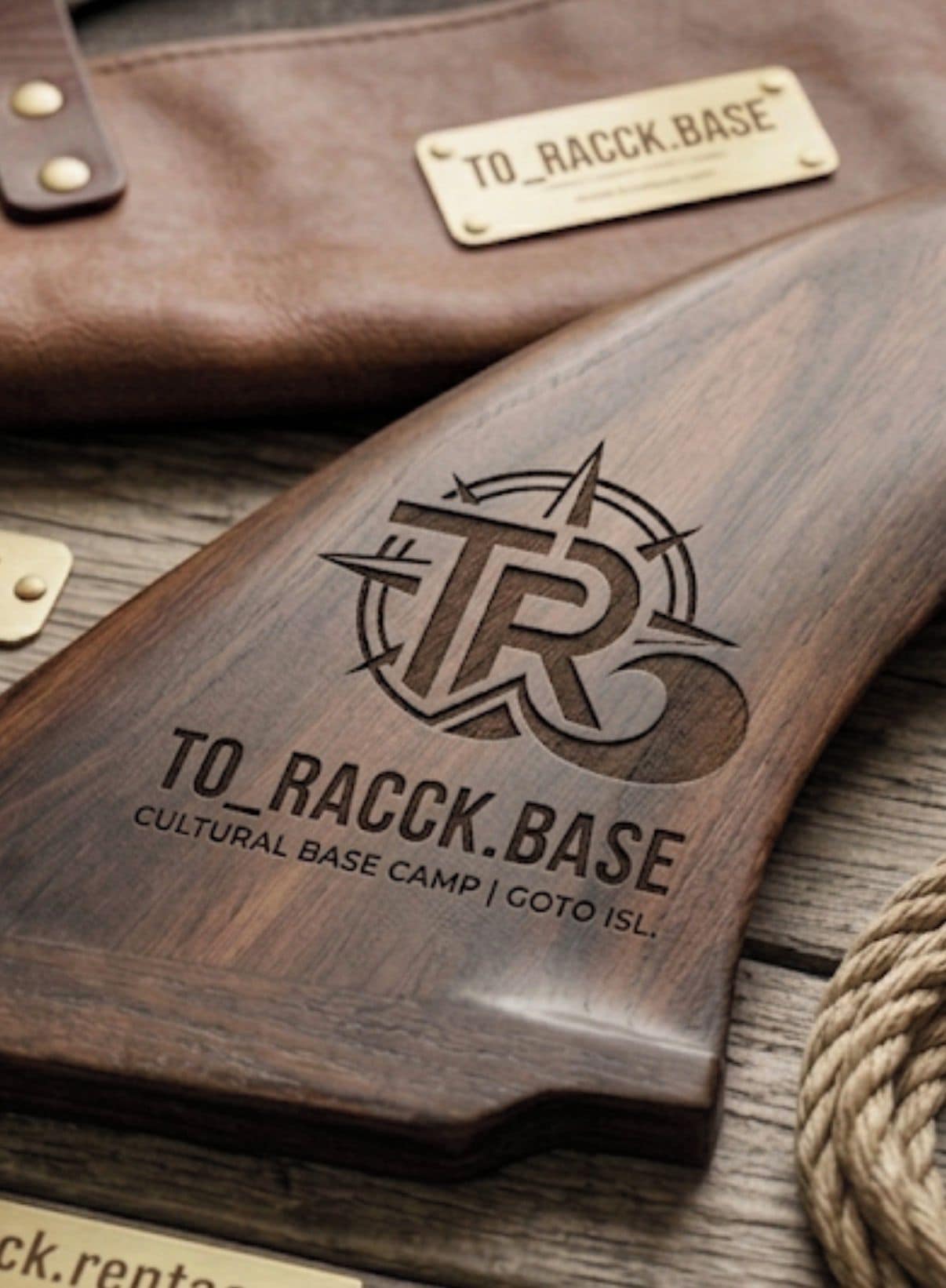 Uma placa de madeira com o texto 'TO_RACCK.BASE CULTURAL BASE CAMP | GOTO ISL'.