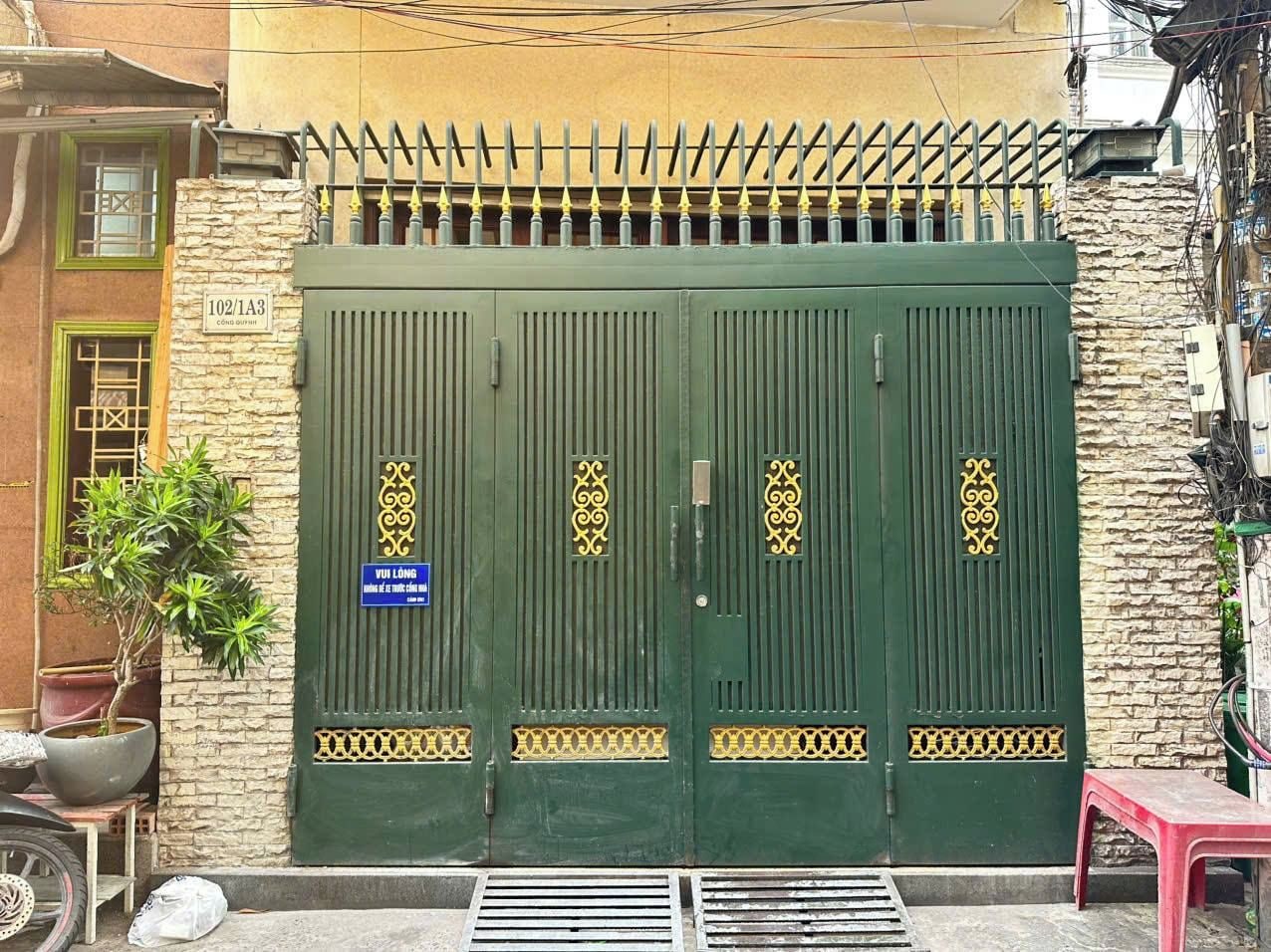 Vista frontal de la propiedad