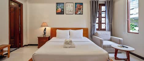 Deluxe Studio, City View | In-room safe, desk, laptop workspace, soundproofing