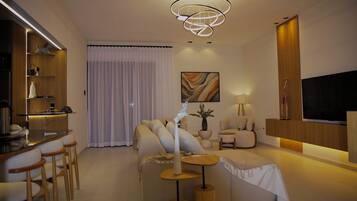Uma sala de estar moderna com sofá, mesa de centro, televisão e área de jantar com cadeiras e mesa.