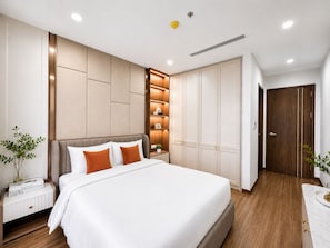 Un dormitorio moderno con una cama grande, estanterías empotradas y un armario.