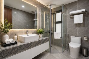 Luxe appartement, uitzicht op stad | Badkamer | Een douche, een haardroger, handdoeken, zeep