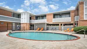 Pool - Spacious 2BR Near NASA + Pool (Houston)