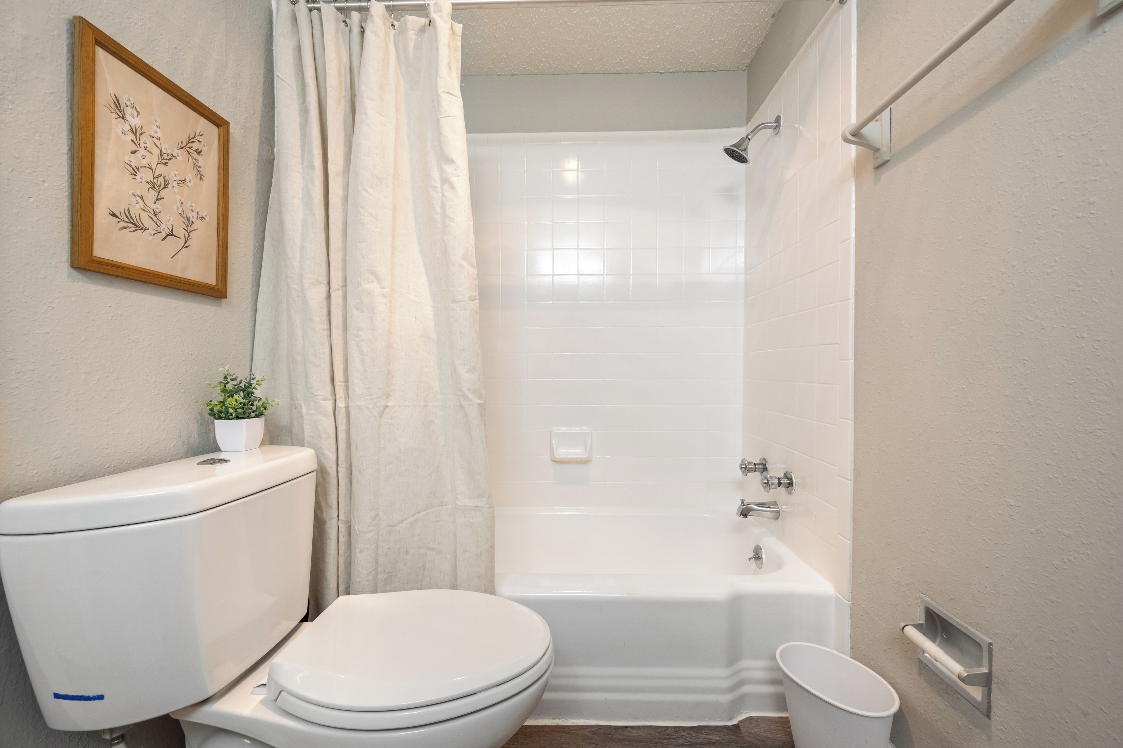 Un baño con inodoro, ducha y bañera.