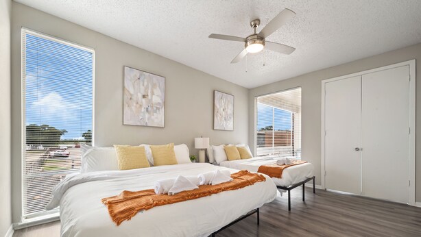 Room - Spacious 2BR Near NASA + Pool (Houston)