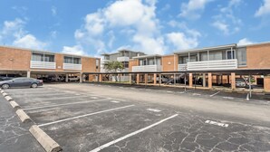 Exterior - Spacious 2BR Near NASA + Pool (Houston)