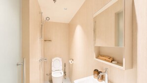Doppia Basic | Bagno | Doccia, set di cortesia gratuito, asciugacapelli, asciugamani