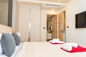 Ein Hotelzimmer mit einem Bett, einem Nachttisch, einem Spiegel und einem Kleiderschrank.