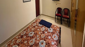 Desk, free WiFi - Shanthi Villa (Villupuram,)