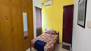 Desk, free WiFi - Shanthi Villa (Villupuram,)