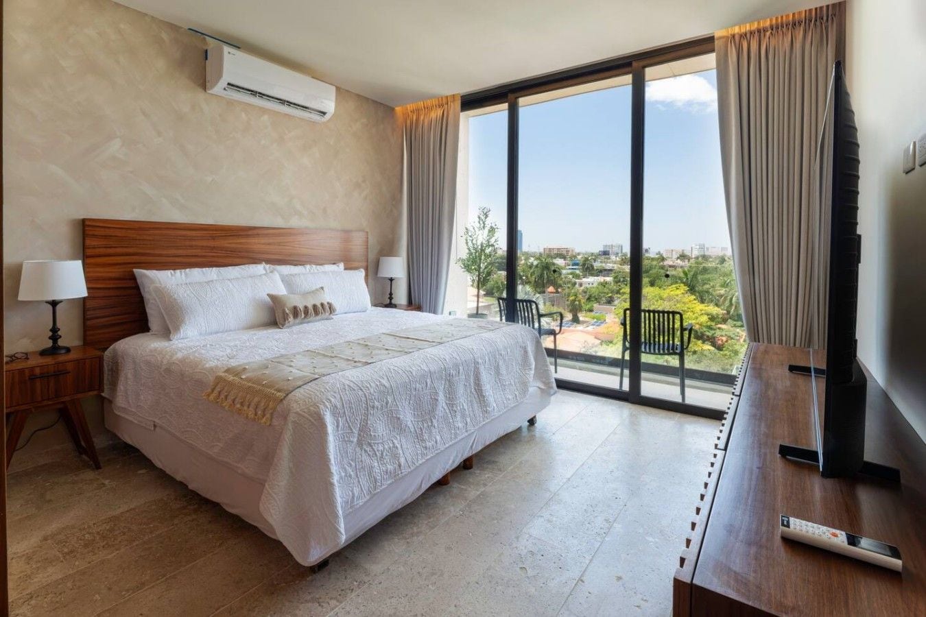 Escrivaninha, ferros/tábuas de passar roupa, Wi-Fi, roupa de cama