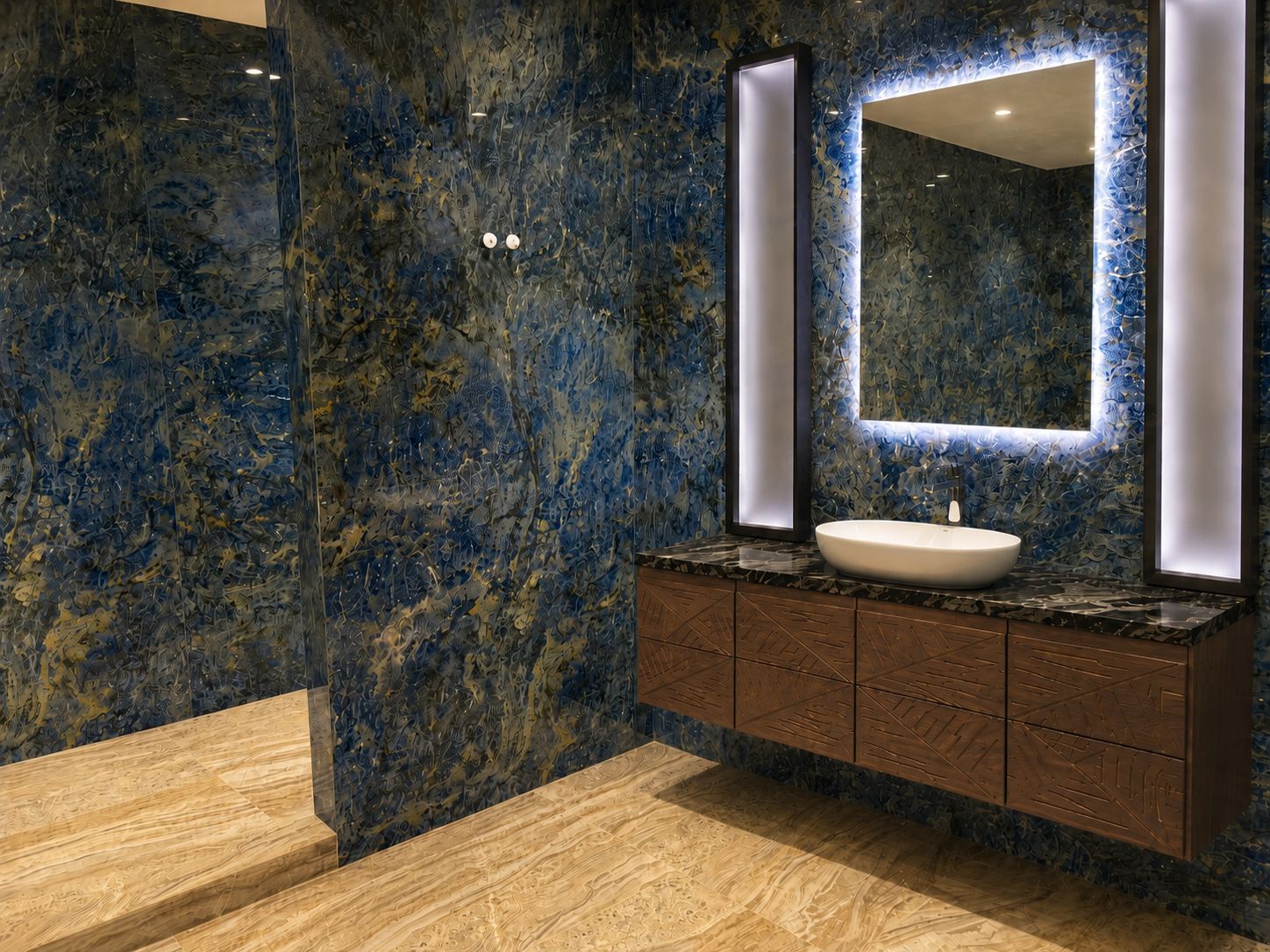 Un bagno con una parete in marmo, un lavandino e uno specchio.