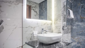 Standard-Doppel- oder -Zweibettzimmer, Stadtblick | Badezimmer