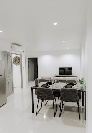 Refrigerador, microondas, placa de cocina, utensilios de cocina