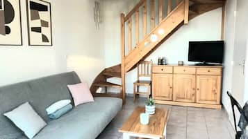 Fernseher, Tischtennisplatte, Bücher