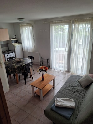 TV, ping pong, books - Vrbo Property (Calvisson)
