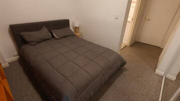 Iron/ironing board, Internet, bed sheets