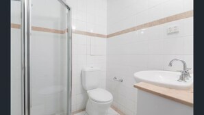 Toallas, jabón, papel de baño 