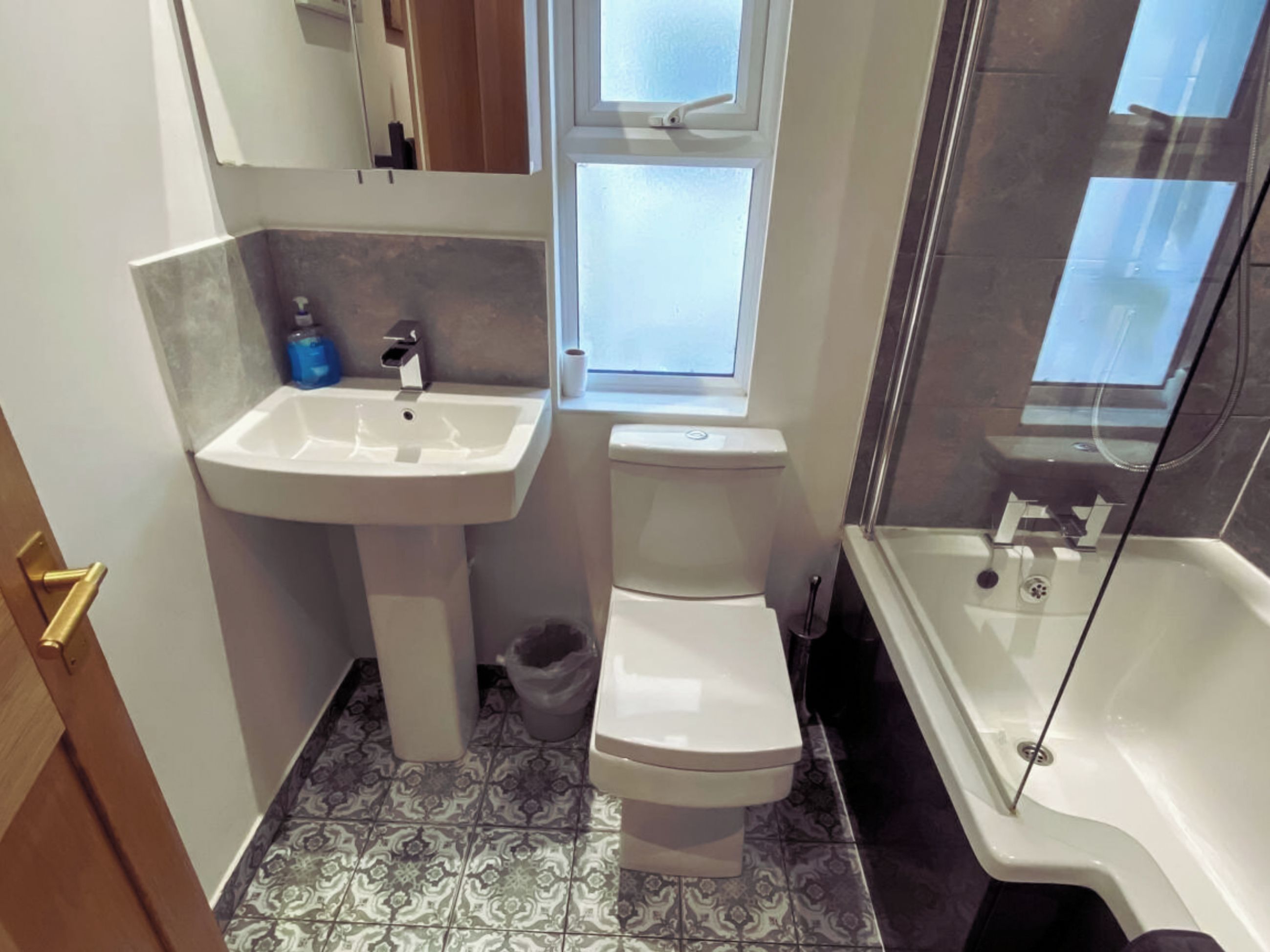 Ein Badezimmer mit Waschbecken, Toilette und Badewanne.