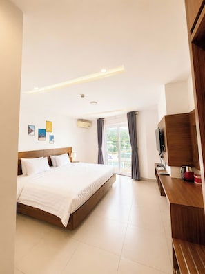 ห้องดีลักซ์ดับเบิล, เตียงควีนไซส์ 1 เตียง, วิวทะเล | โต๊ะทำงาน, Wi-Fi ฟรี