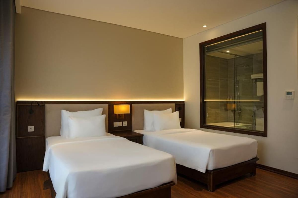 Twin Room, City View | Seterika/papan seterika, Wi-fi percuma 