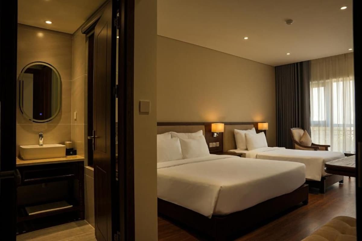 Triple Room, City View | Seterika/papan seterika, Wi-fi percuma 