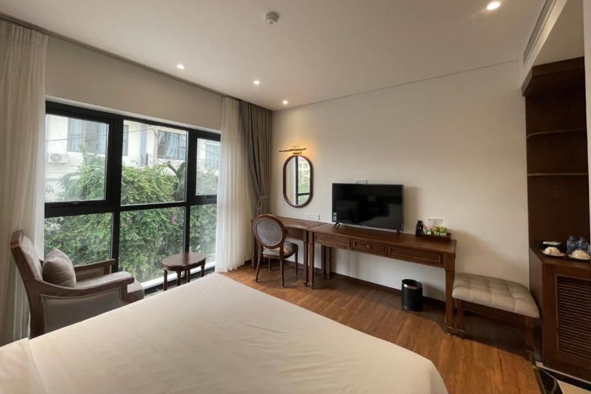 Deluxe Double Room, City View | Seterika/papan seterika, Wi-fi percuma 