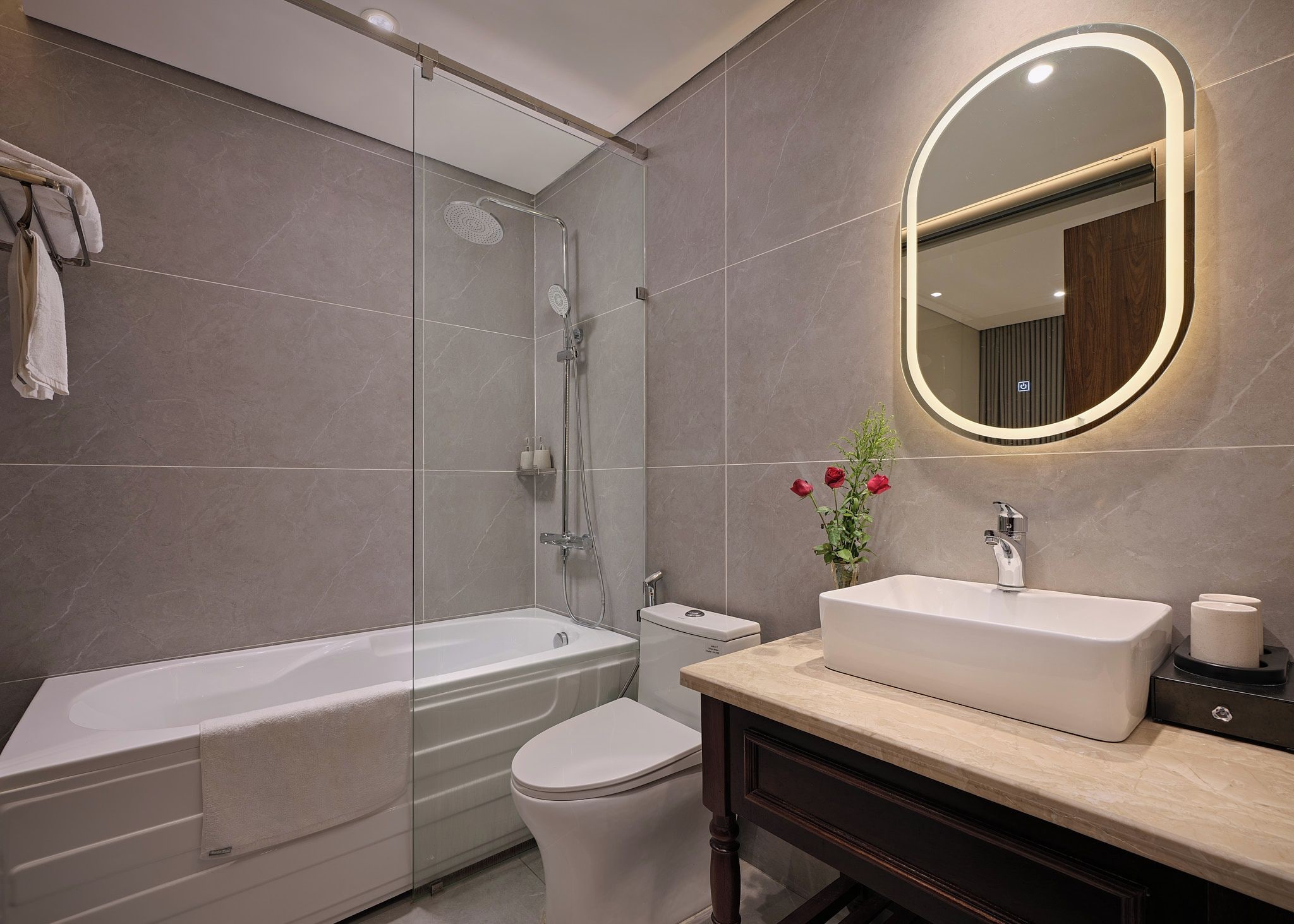 Un baño moderno con bañera, inodoro y lavamanos.