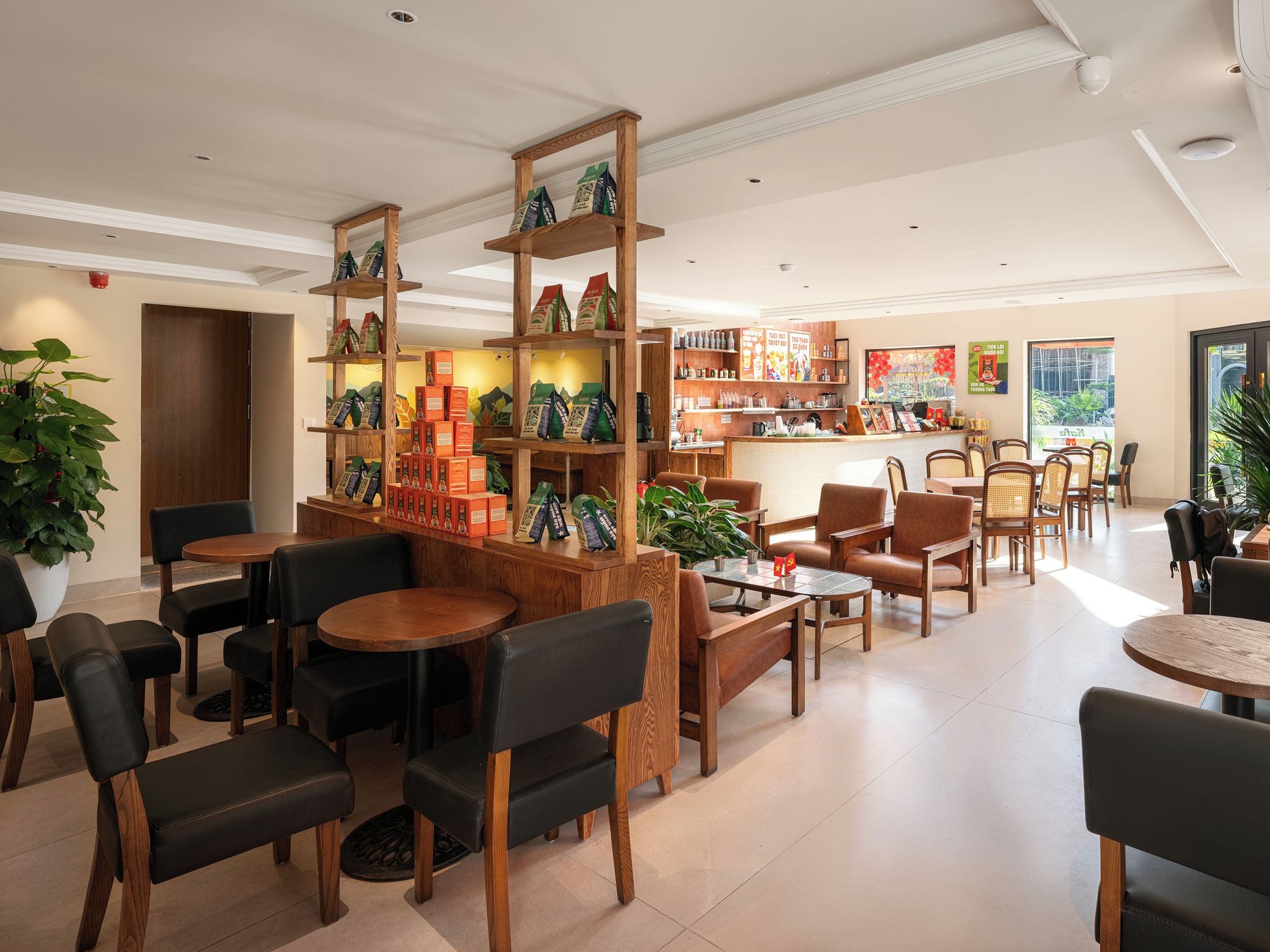 Una cafetería con mobiliario de madera, una barra de café y estanterías con productos de café.
