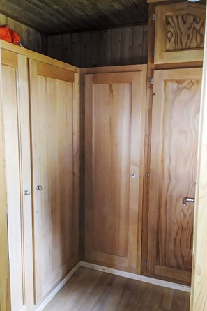 Une armoire en bois avec une poignée et une serrure.