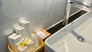 スタンダード ダブルルーム バルコニー プールビュー | バスルーム