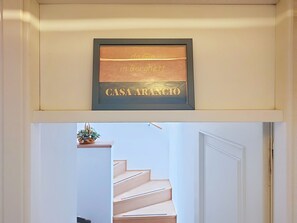 Una señal enmarco con texto sobre una escalera.