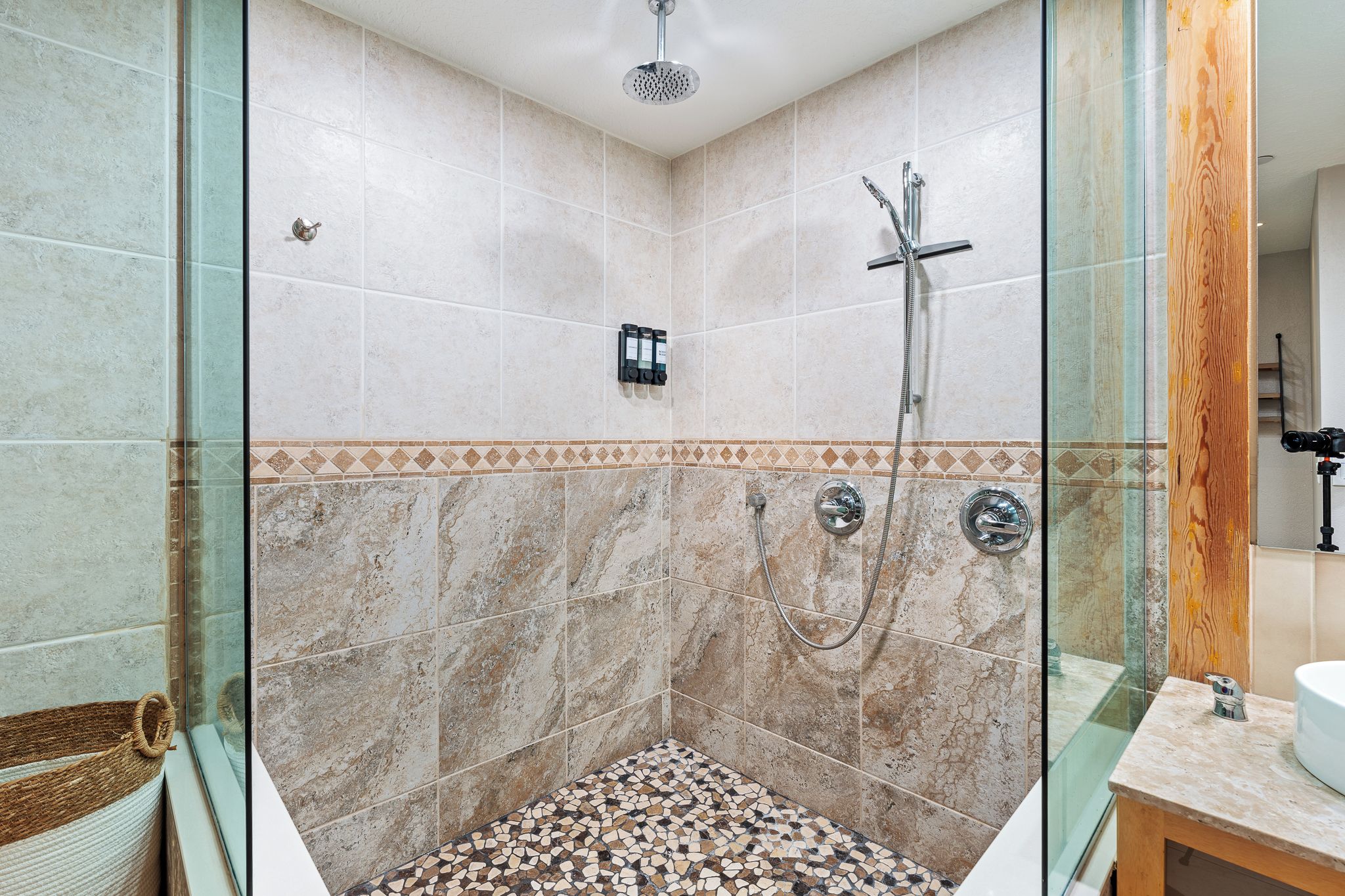 Ducha envuelta en vidrio con cabezal de ducha lluvia, cabezal de ducha de mano y rociador de mano.