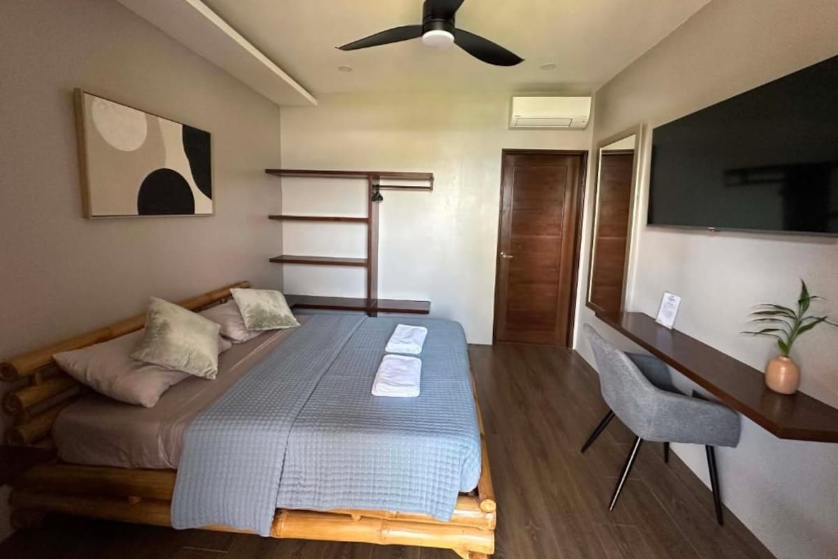 Chambre Double Deluxe, balcon, vue mer | Rideaux occultants, chambres insonorisées, fer et planche à repasser