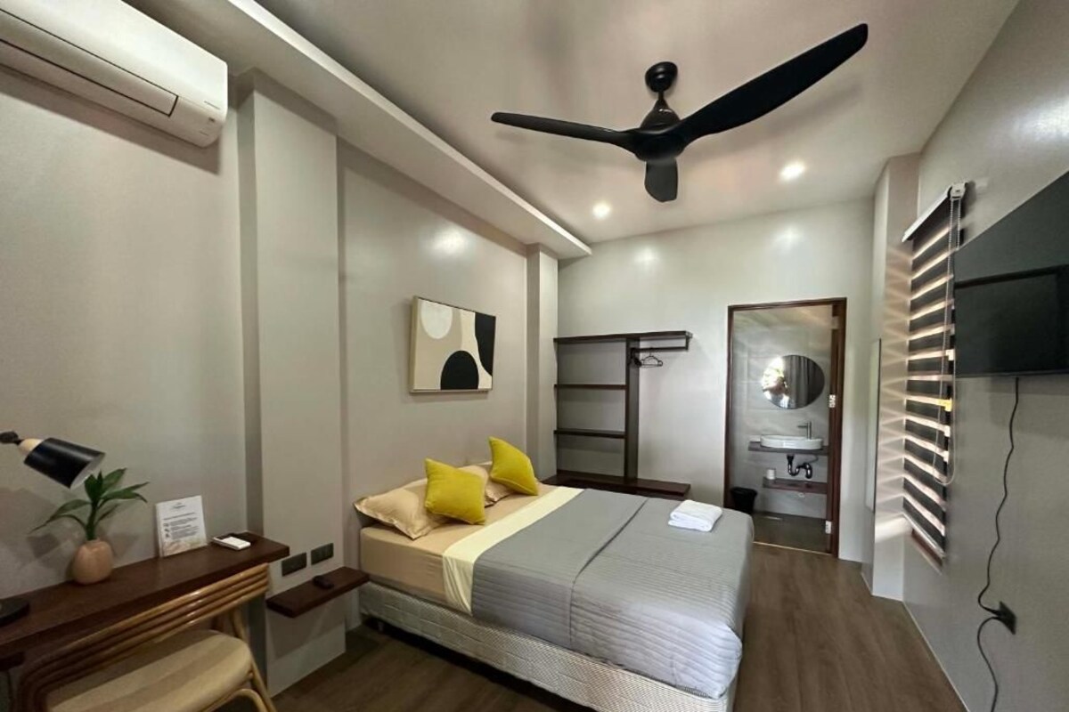 Chambre Double Deluxe, balcon, vue mer | Rideaux occultants, chambres insonorisées, fer et planche à repasser
