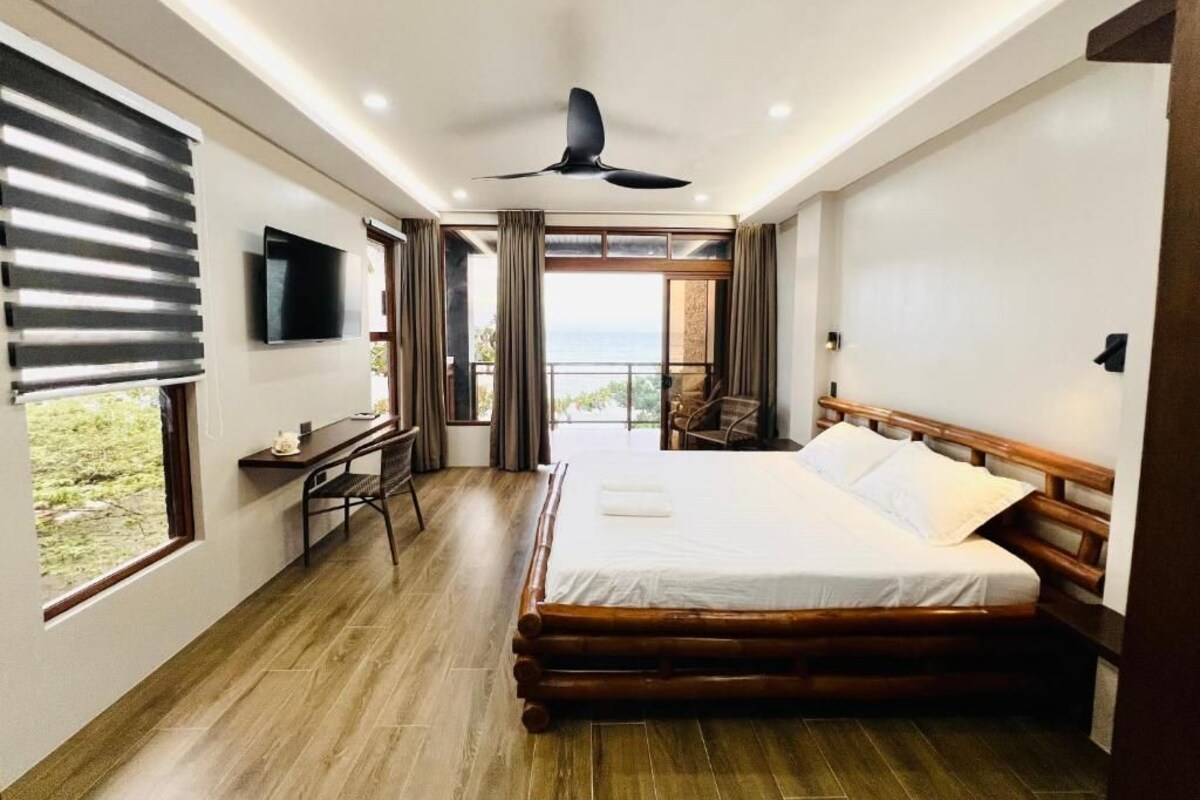Chambre Double Deluxe, balcon, vue mer | Rideaux occultants, chambres insonorisées, fer et planche à repasser