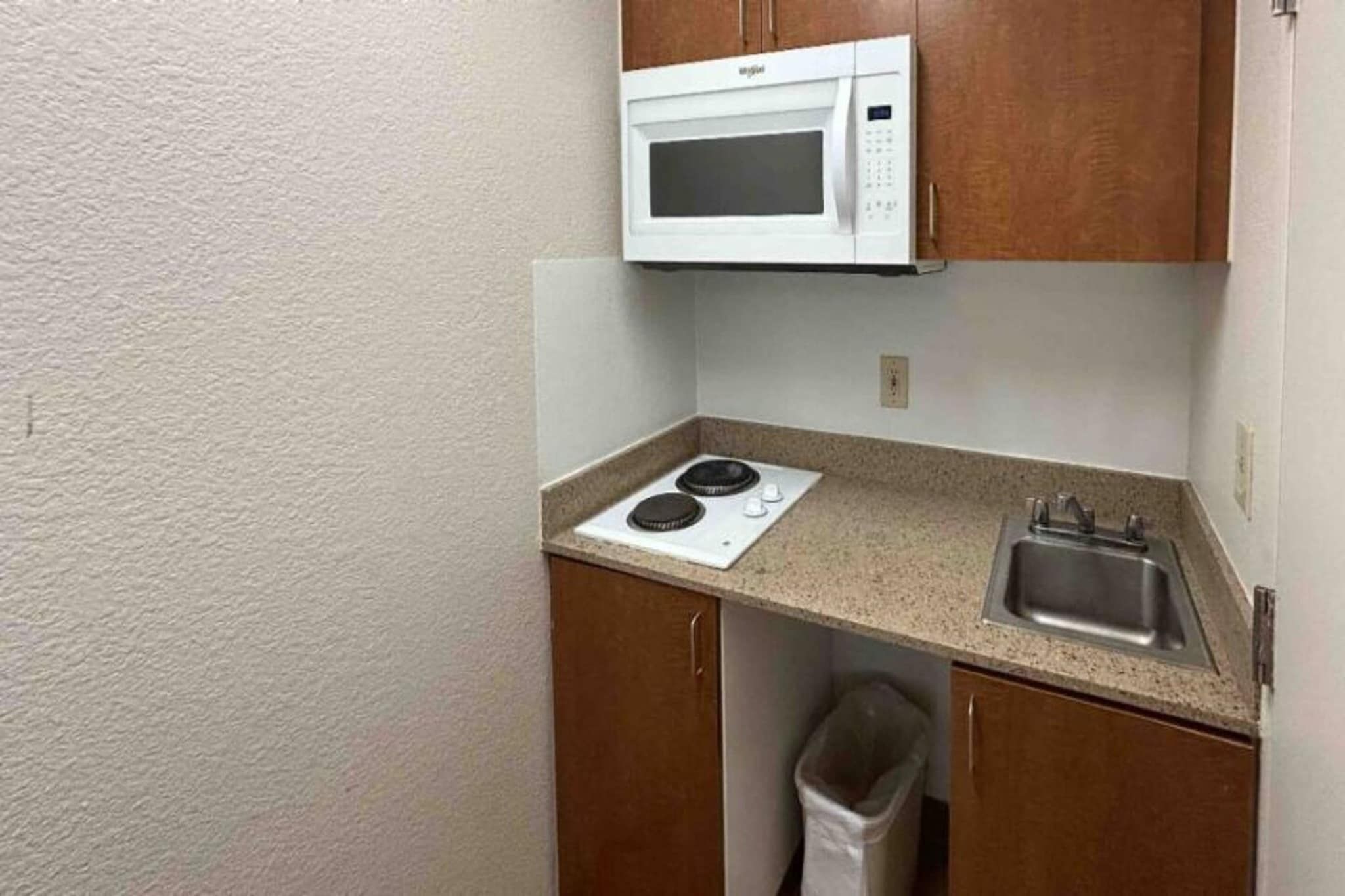 Coffee/tea maker, fridge, microwave, stovetop