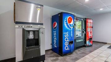 Pepsi- ja Coca-Cola-automaatit sekä jääpalakone.