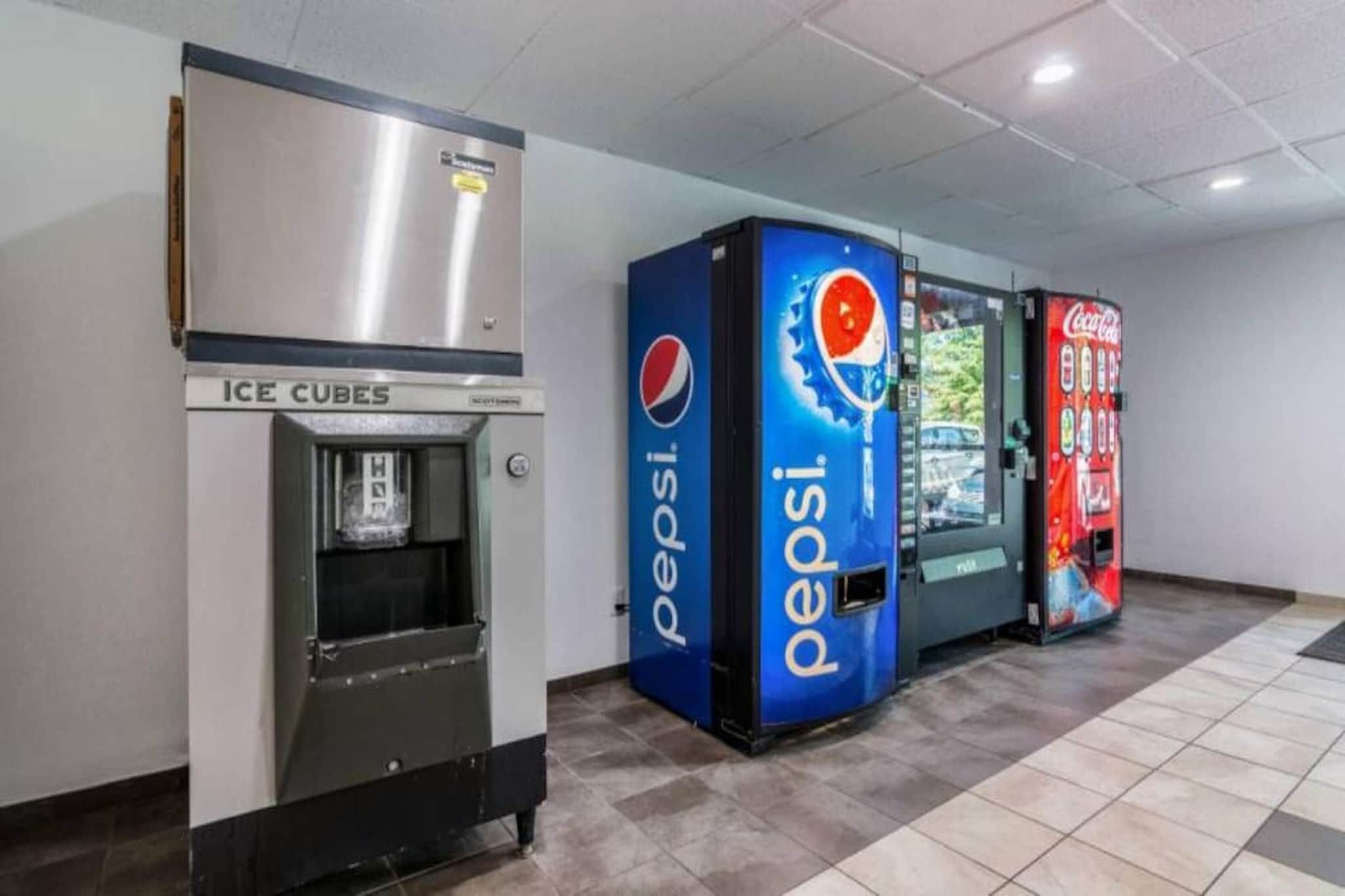 Automaten voor Pepsi en Coca-Cola, en een ijsblokjesmachine.