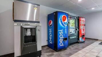 Automaten voor Pepsi en Coca-Cola, en een ijsblokjesmachine.