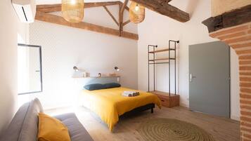 Iron/ironing board, WiFi (free), bed sheets