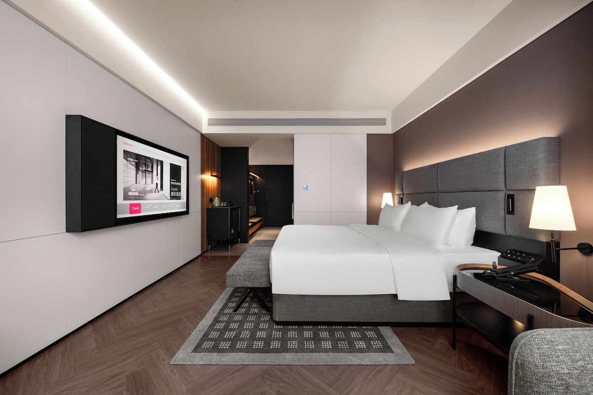 Quarto casal clássico, vista para a cidade | Escrivaninha, espaço de trabalho para notebook, cortinas blackout