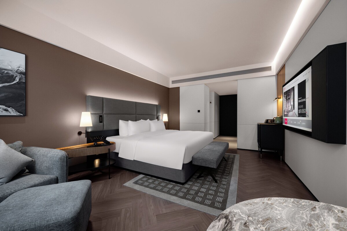 Quarto casal luxo, vista para a cidade | Escrivaninha, espaço de trabalho para notebook, cortinas blackout